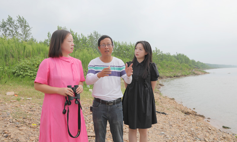 志愿者徐建利（中）向王琼介绍当地水域江豚出没情况。。。。。h49a1755.jpg
